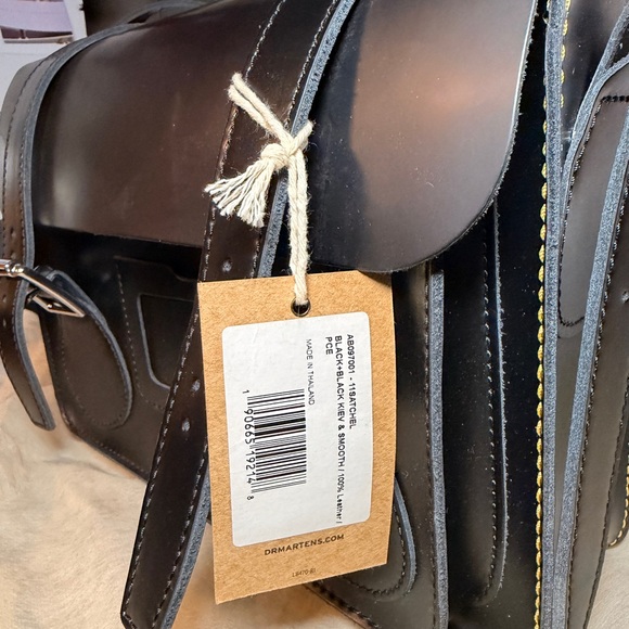 Dr. Martens Classic Black Messenger 11in Bag - Picture 8 of 13